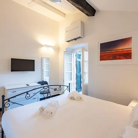 Joivy Bright 2br Flat, Moments From The