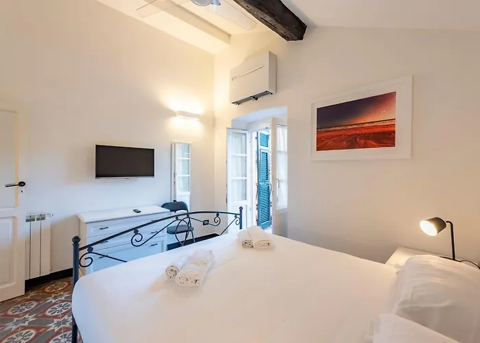 Joivy Bright 2br Flat, Moments From The